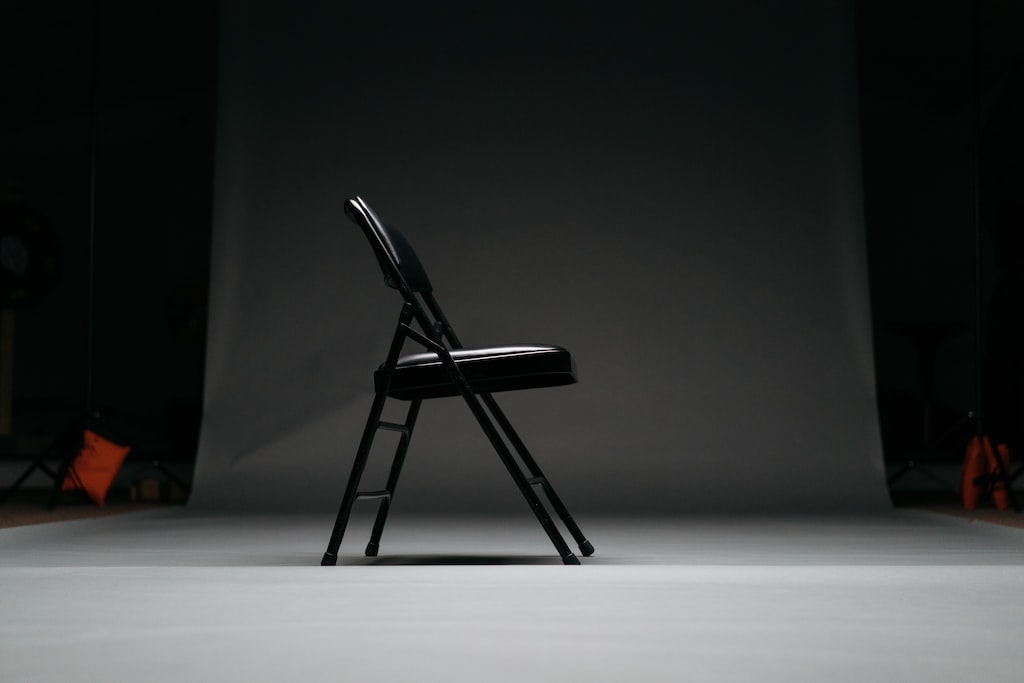 Krzesła składane – funkcjonalne rozwiązanie na każdą kieszeń
