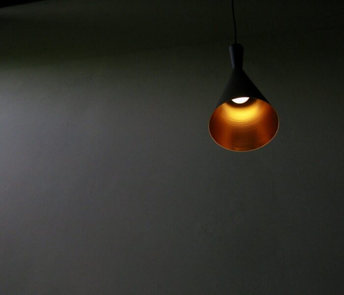 Lampa LED wisząca do salonu – jak dobrać oświetlenie centralne, które stworzy klimat wnętrza?