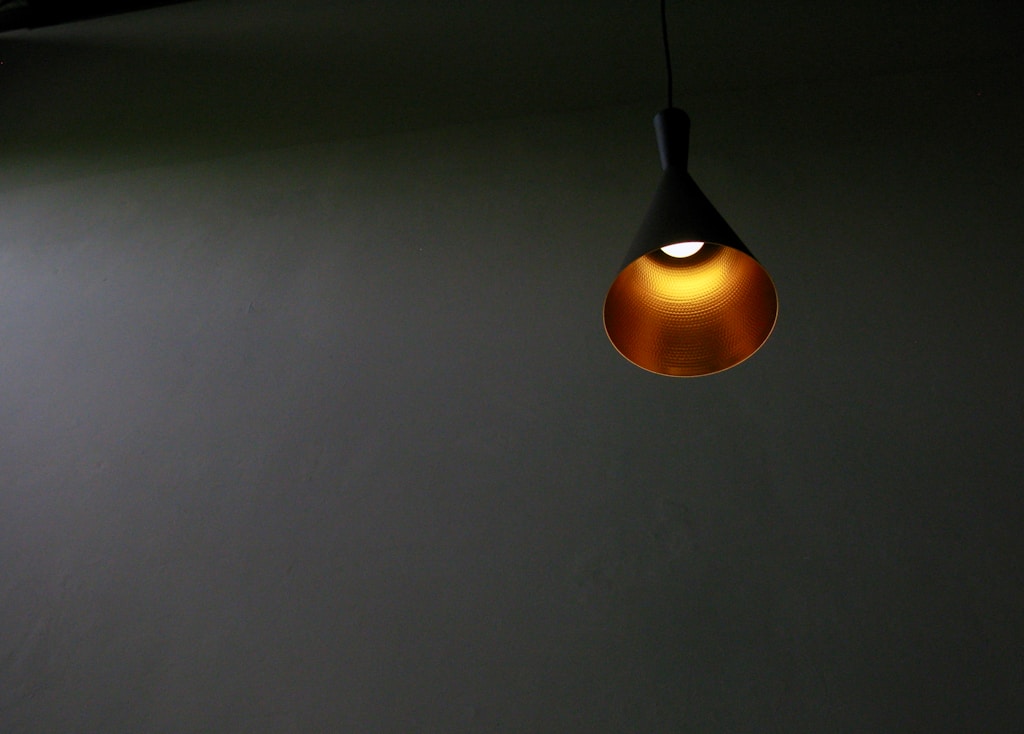 Lampa LED wisząca do salonu – jak dobrać oświetlenie centralne, które stworzy klimat wnętrza?