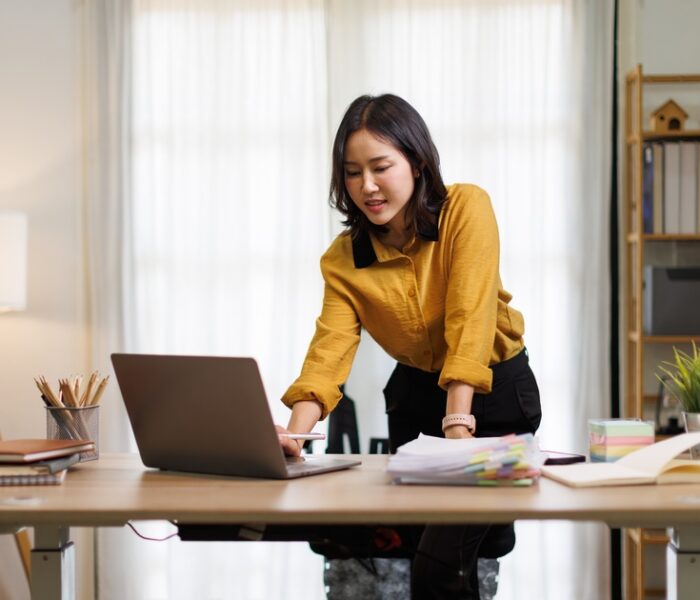 Biurka z elektryczną regulacją wysokości – jak zaplanować ergonomiczne home office w małym mieszkaniu